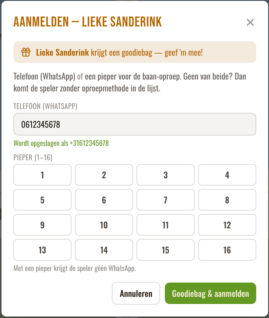 Aanmeldscherm van een speler met keuze tussen een WhatsApp-nummer en een pieper