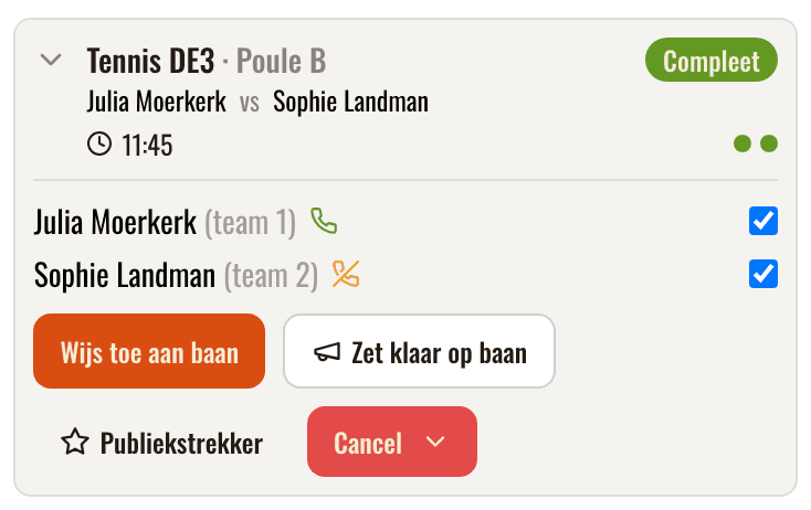 Wachtrijkaart van een tenniswedstrijd waarop beide speelsters met een vinkje zijn aangemeld, met de knoppen wijs toe aan baan en zet klaar op baan
